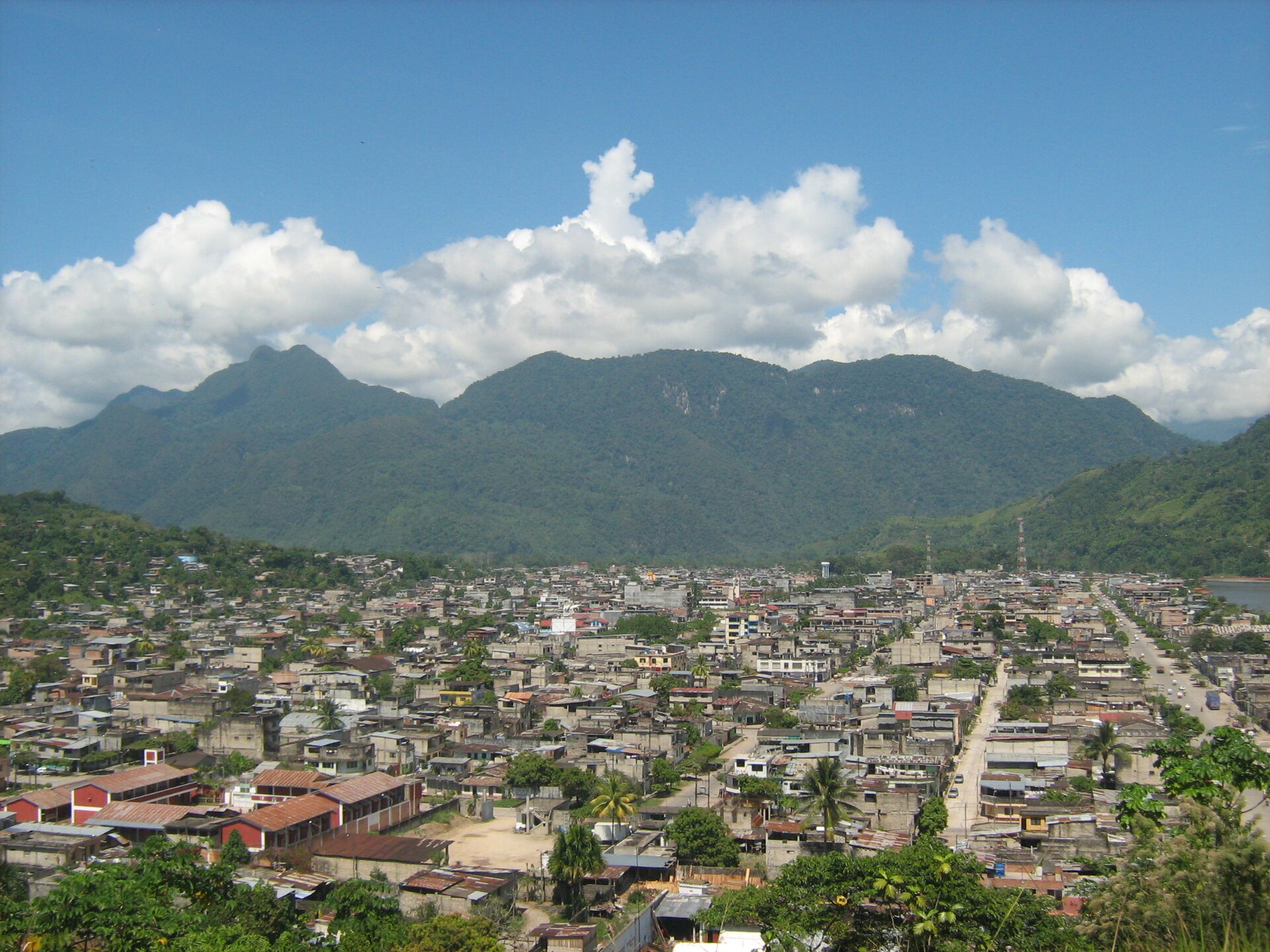 La montaña de la Bella Durmiente recostada sobre la selva de Tingo María